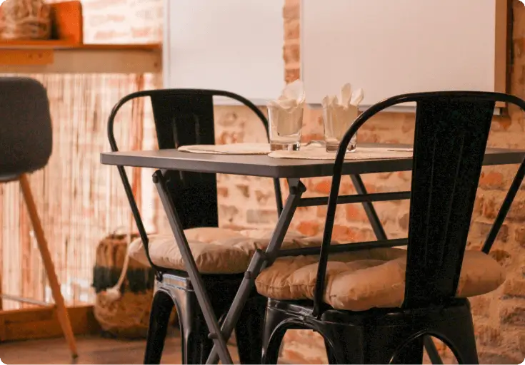Une table pour 2 à l’étage cosy du restaurant Les Gourmandises de Léa.